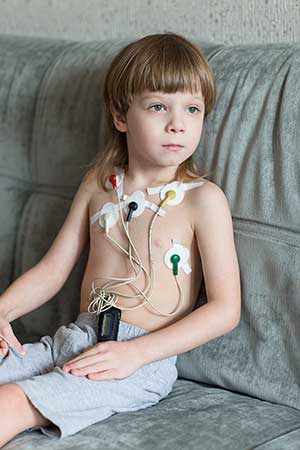 Kind mit mobilem EKG-Gerät
