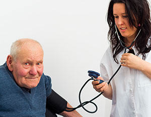 Blutdruck-Messung an älterem Mann