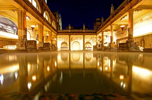 Die römischen Bäder von Bath bei Nacht
