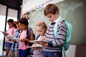 Gruendschüler lernen am Tablet