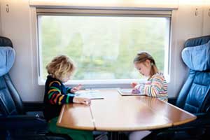 Kinder spielen im Zug