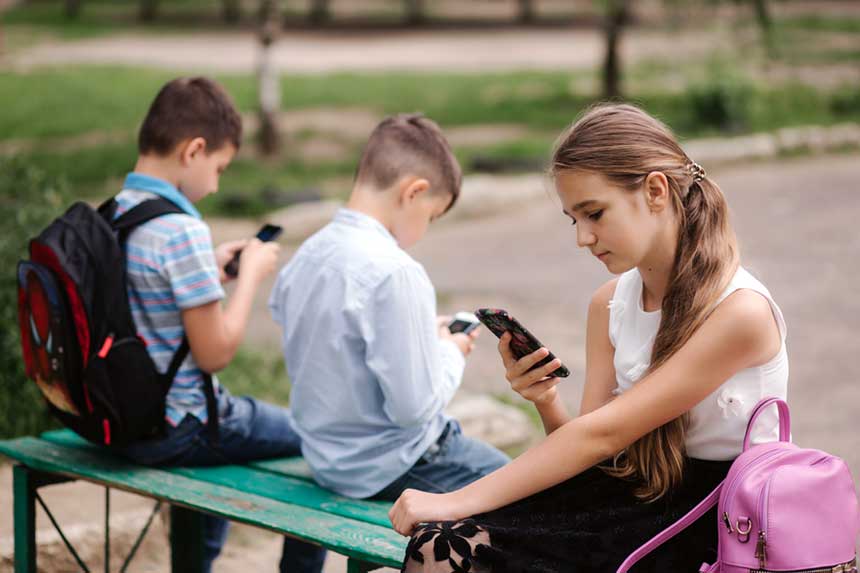 Schüler mit ihren Smartphones in der Pause