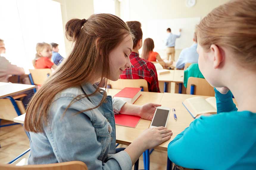 Schüler mit ihren Smartphones in der Schulklasse