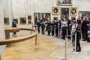 Touristen mit Smartphones im Louvre