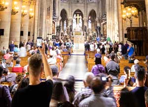 Touristen mit Smartphones in Notre Dame
