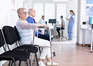 Patienten im Wartezimmer beim Arzt